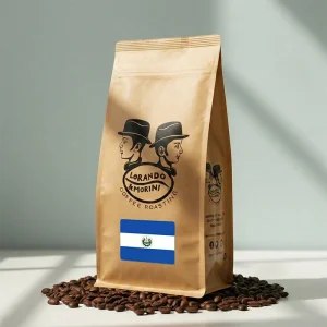 Zak premium koffiebonen van Lorando & Morini met herkomst El Salvador, staand op een ondergrond van koffiebonen.