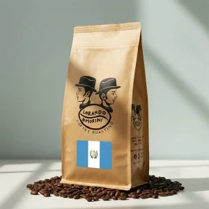 Zak specialty koffiebonen uit Guatemala van Lorando & Morini, geplaatst op een ondergrond van koffiebonen.