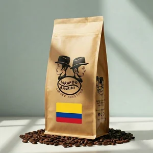 Zak specialty koffiebonen uit Colombia van Lorando & Morini, geplaatst op een ondergrond van koffiebonen.