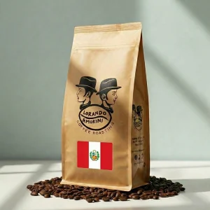 Zak specialty koffiebonen uit Peru van Lorando & Morini, geplaatst op een ondergrond van koffiebonen.